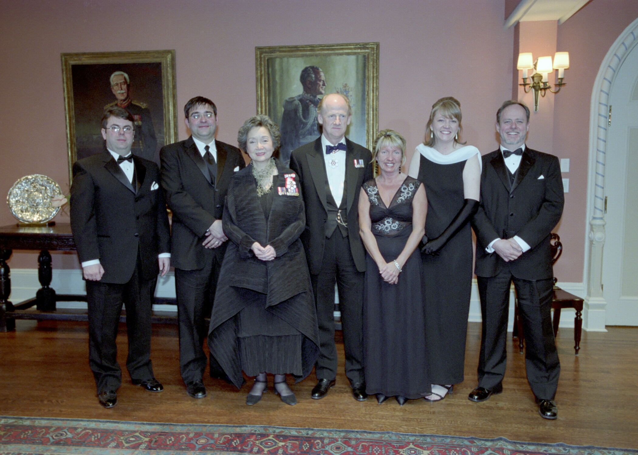 La très honorable Adrienne Clarkson avec les gagnants du Prix Michener de 2003