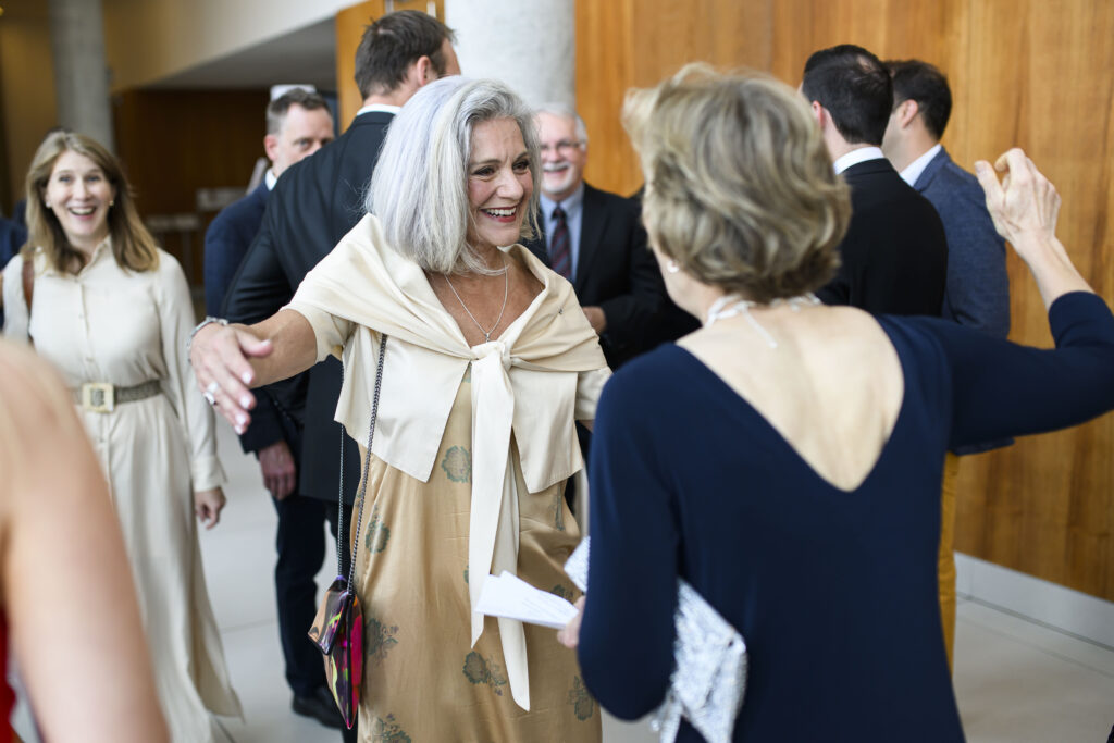 Lisa Laflamme et Margo Goodhand, présidente de la Fondation des Prix Michener.