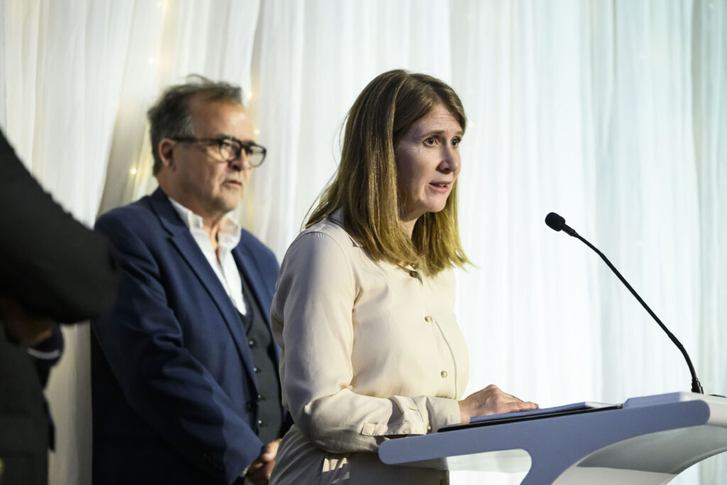 Michael Cooke, membre du conseil d’administration de la Fondation des Prix Michener, et Rachel Pulfer, de Journalists for Human Rights (JHR).