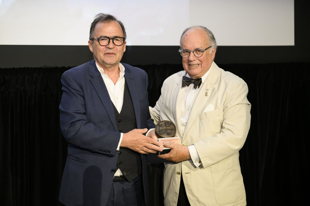 Michael Cooke, membre du conseil d’administration de la Fondation des Prix Michener, et John Fraser, lauréat du Prix Michener-Baxter.