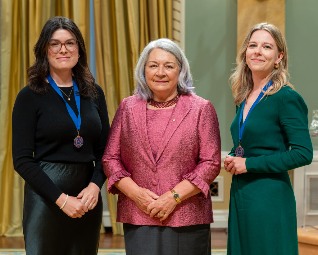Ève Lévesque, Son Excellence la très honorable Mary Simon, et Marie-Christine Noël.