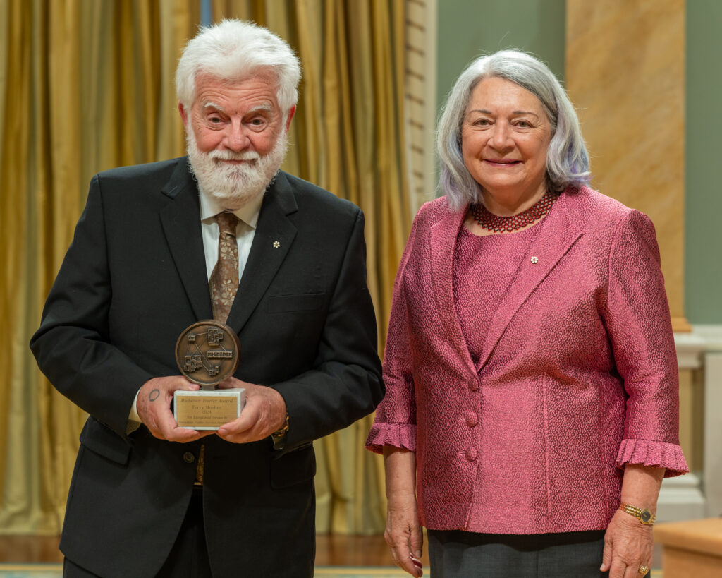 Terry Mosher et Son Excellence la très honorable Mary Simon.