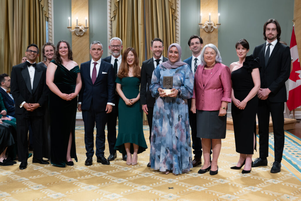 Les gagnants de l’édition 2023 du Prix Michener (The Narwhal et The Toronto Star) et Son Excellence la très honorable Mary Simon 