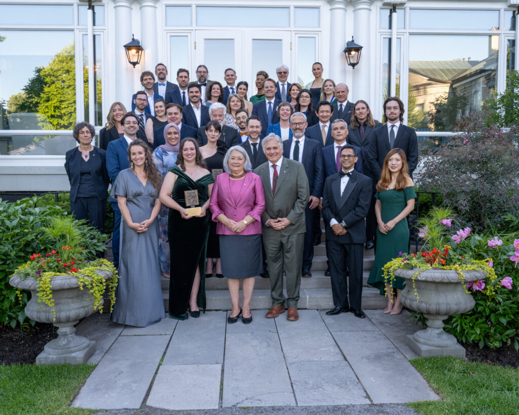 Les finalistes et gagnant.e.s du Prix Michener, les lauréat.e.s du Prix Michener-Baxter et les récipiendaires des Bourses Michener posent aux côtés de Son Excellence la très honorable Mary Simon et de Son Excellence Whit Fraser.