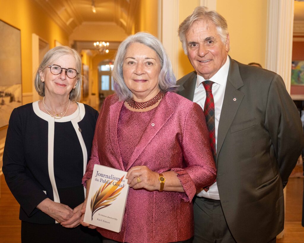 Kim Kierans, Son Excellence la très honorable Mary Simon et Son Excellence Whit Fraser ont participé à la cérémonie annuelle de remise du Prix Michener en juin 2024.